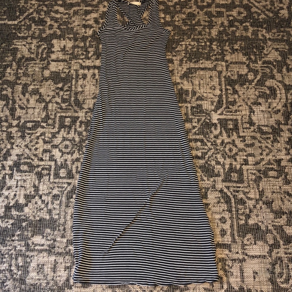 Size small, long fitting dress!!